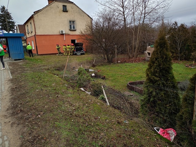 Samochód uderzył w budynek przy Przemysłowej w Bydgoszczy. Kierowca prawdopodobnie zasłabł