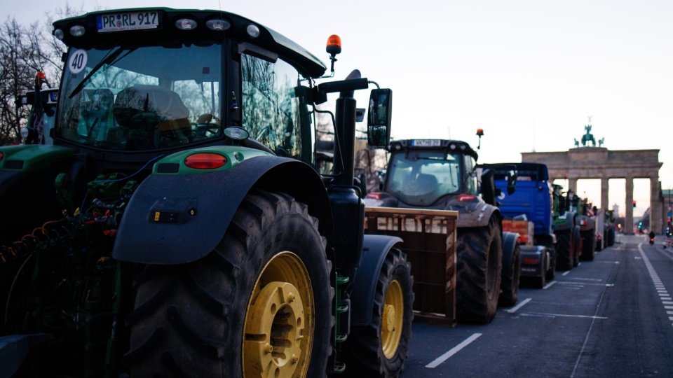 Traktory stoją w kolejce przed Bramą Brandenburską podczas ogólnokrajowego strajku rolników. Kulminacją protestu w Niemczech ma być manifestacja w Berlinie, zaplanowana na 15 stycznia/fot: PAP, Clemens Bilan