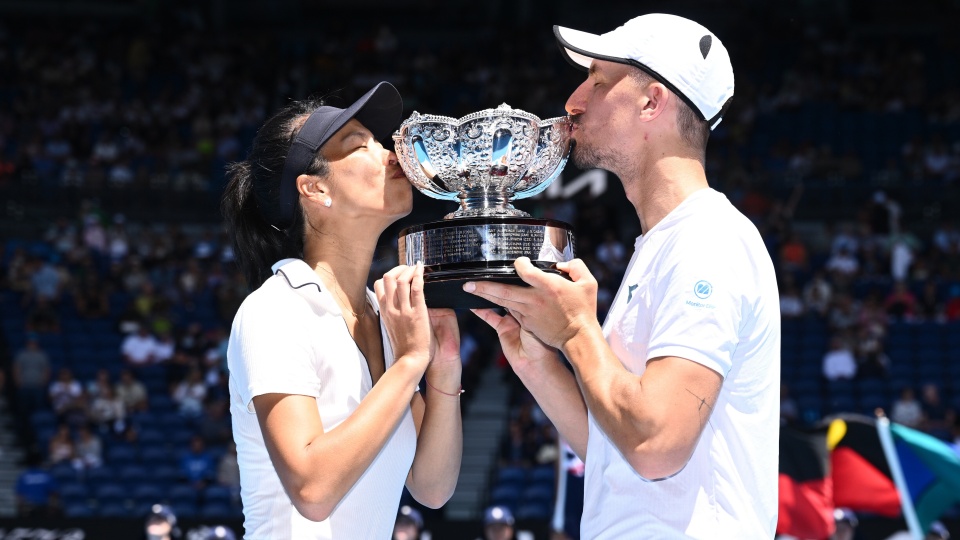 Jan Zieliński i Su-Wei Hsieh wygrali turniej miksta Australian Open. Za triumf otrzymają 165 tysięcy dolarów australijskich/fot: PAP, Joel Carrett