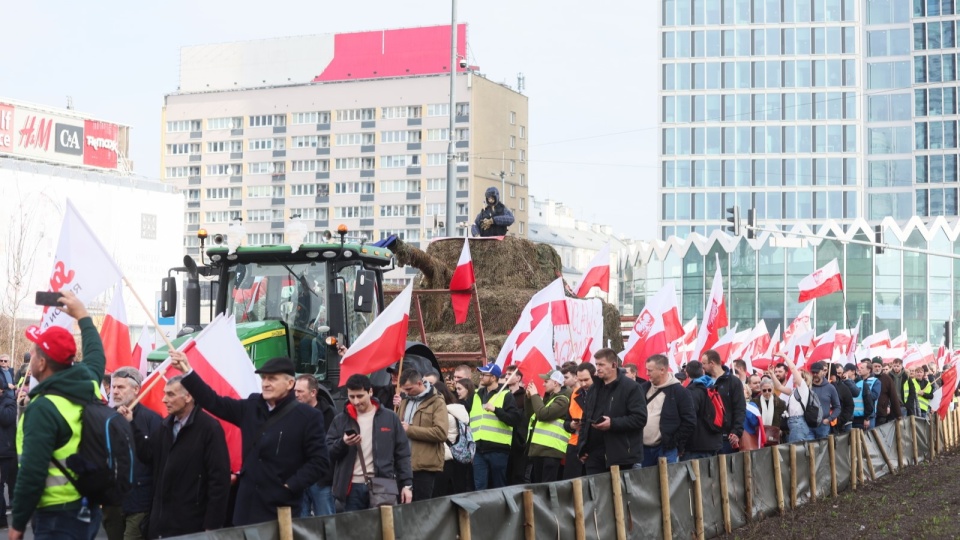 Rolnicy z całej Polski kontynuują protesty. Ich powodem jest m.in. niedawna decyzja Komisji Europejskiej o przedłużeniu bezcłowego handlu z Ukrainą do 2025 roku, a także sprzeciw wobec prowadzonej przez Unię Europejską polityce Zielonego Ładu/fot: PAP, Leszek Szymański