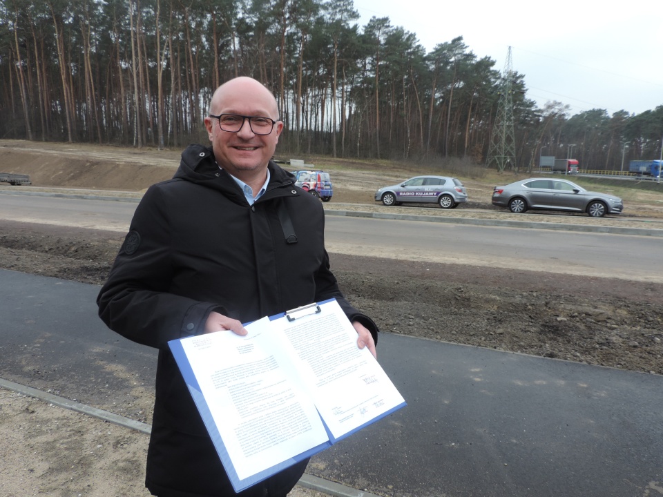 Wojtkowski pokazał pismo, w którym wzywa rząd do budowy nowej trasy do Pikutkowa/fot. Marek Ledwosiński