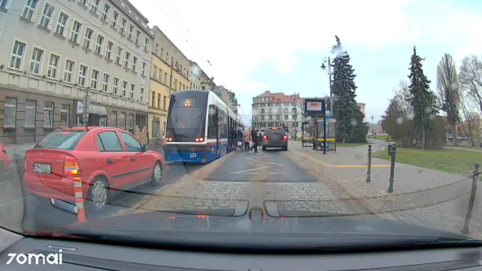 Zdarzenie, do którego doszło 5 marca, zostało zarejestrowane kamerką samochodową. Policja otrzymała je na skrzynkę „Stop agresji samochodowej”/wideo: KWP w Bydgoszczy