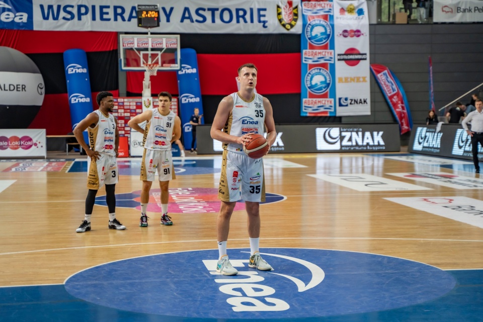Koszykarze Astorii Bydgoszcz muszą wygrać dwa kolejne mecze, jeśli chcą pozostać w walce o awans do Orlen Basket Ligi/fot: Facebook, Enea Abramczyk Astoria Bydgoszcz