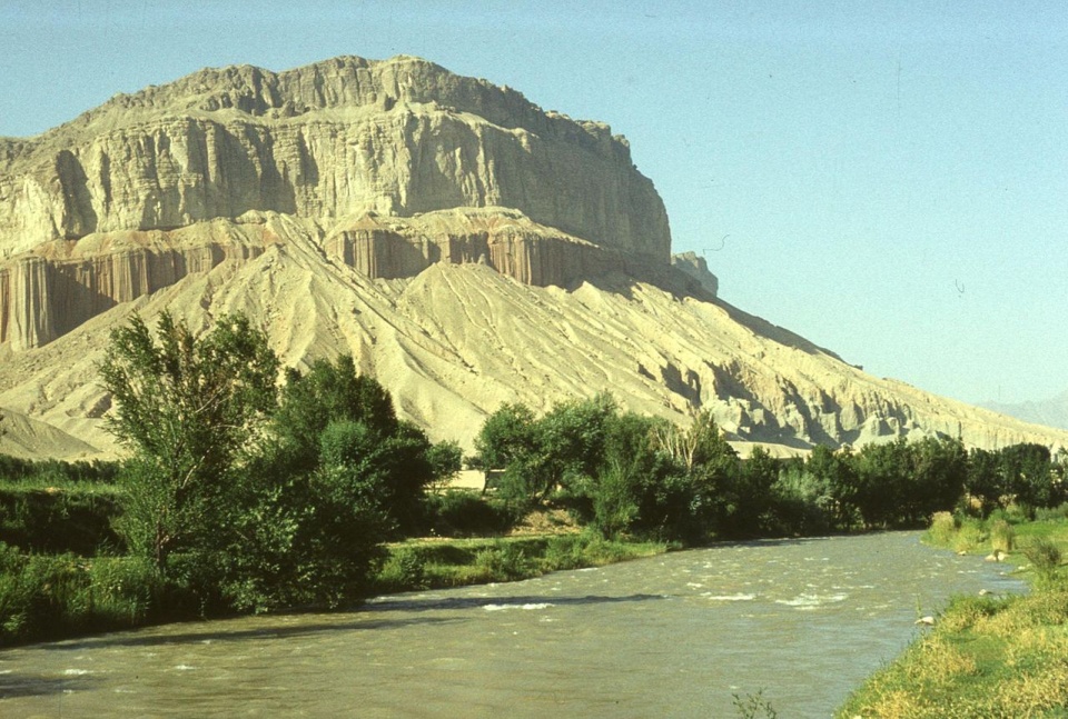 Widok na dolinę i góry w prowincji Baghlan w Afganistanie, fot. Marek Gawęcki - http://cyfrowearchiwum.amu.edu.pl/archive/5729, CC BY-SA 3.0 p