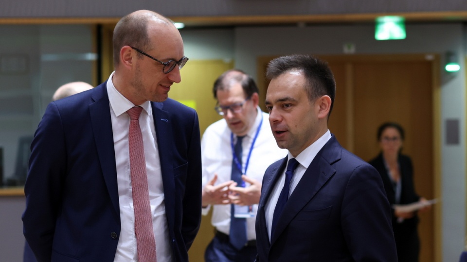 Belgijski minister finansów Vincent Van Peteghem (z lewej) i polski minister Andrzej Domański/fot. PAP/EPA/OLIVIER HOSLET