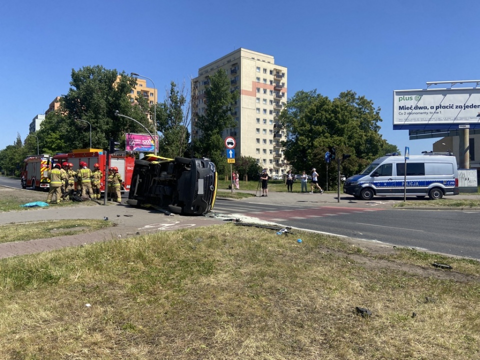 Pacjent przewożony karetką oraz jej załoga trafili do szpitala/fot. KMP w Bydgoszczy