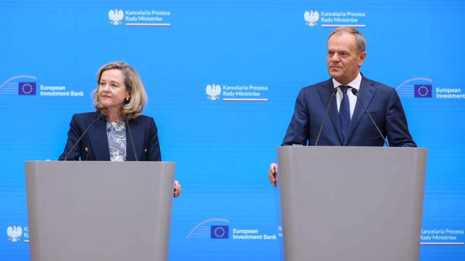 Premier Donald Tusk oraz z szefowa Europejskiego Banku Inwestycyjnego Nadia Calvino podczas konferencji prasowej po spotkaniu w siedzibie KPRM w Warszawie/fot. Leszek Szymański, PAP