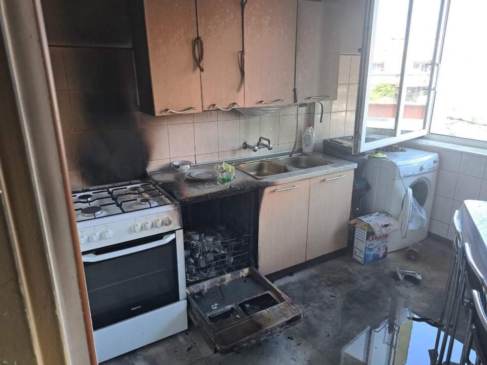 – Pożar miał miejsce w kuchni na piętrze naszego budynku, rozpoczął się od zmywarki. Pomimo szybkiej interwencji straty są duże – piszą strażacy/Ochotnicza Straż Pożarna w Łasinie, Facebook