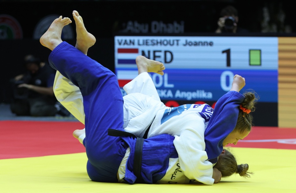 Angelika Szymańska (w niebieskim) dopiero w finale musiała uznać wyższość rywalki/fot. PAP/EPA/Ali Haider