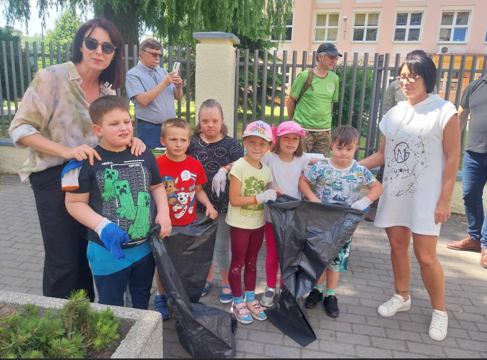 Akcja zbierania odpadów na osiedlu Okole w Bydgoszczy/fot. Jolanta Fischer