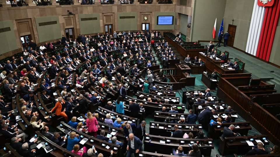 Posłowie na sali obrad Sejmu w Warszawie/fot. Radek Pietruszka, PAP