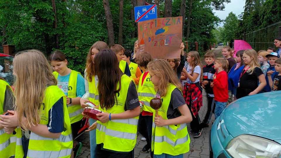 Uczniowie SP nr 34 w Bydgoszczy wyszli na uliczki wokół szkoły. Tym samym zwracali uwagę na swoje bezpieczeństwo/fot: Monika Siwak