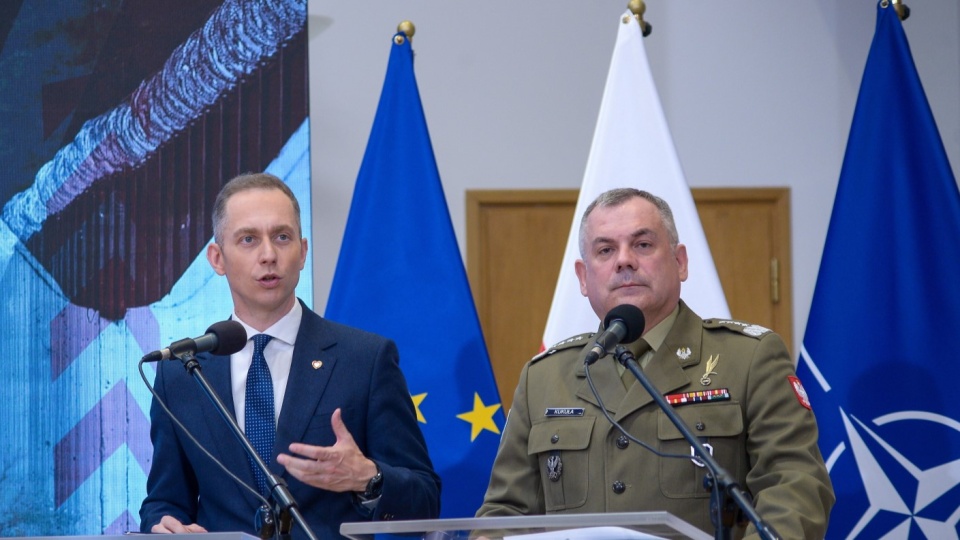 Wiceminister obrony narodowej Cezary Tomczyk (z lewej) przekazał, że ranny żołnierz jest w ciężkim stanie i walczy o życie/fot: PAP, Marcin Obara