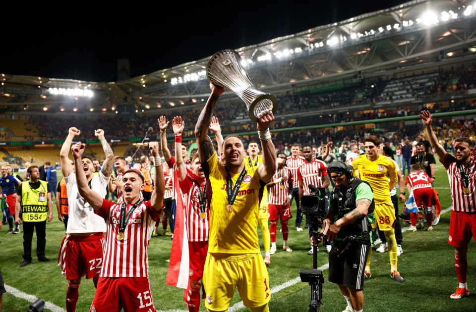 Olympiakos zdobył pierwsze europejskie trofeum w historii greckiej piłki/fot. PAP/EPA/Achilleas Chiras