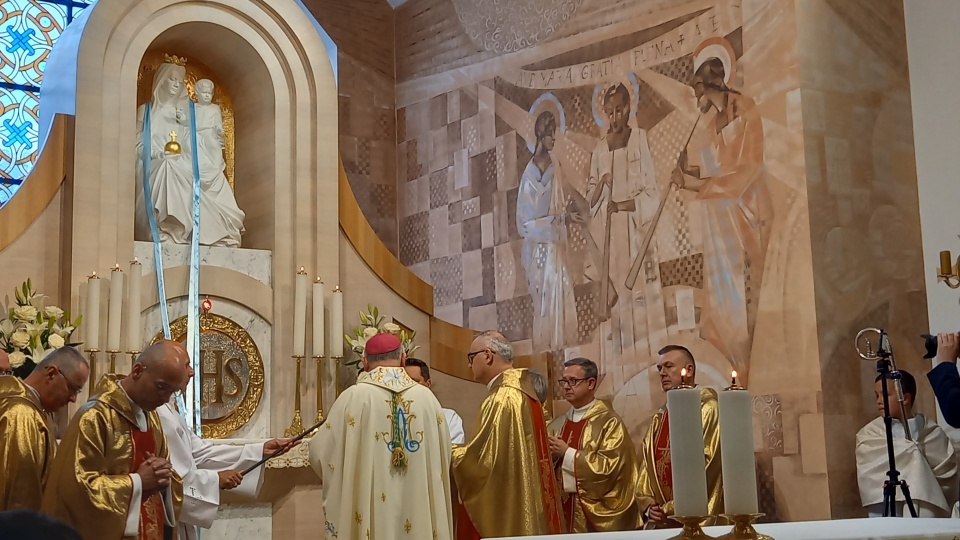 Biskup Krzysztof Włodarczyk dokonał uroczystej koronacji figury Maryi, patronki parafii/fot. Ewa Dąbrowska