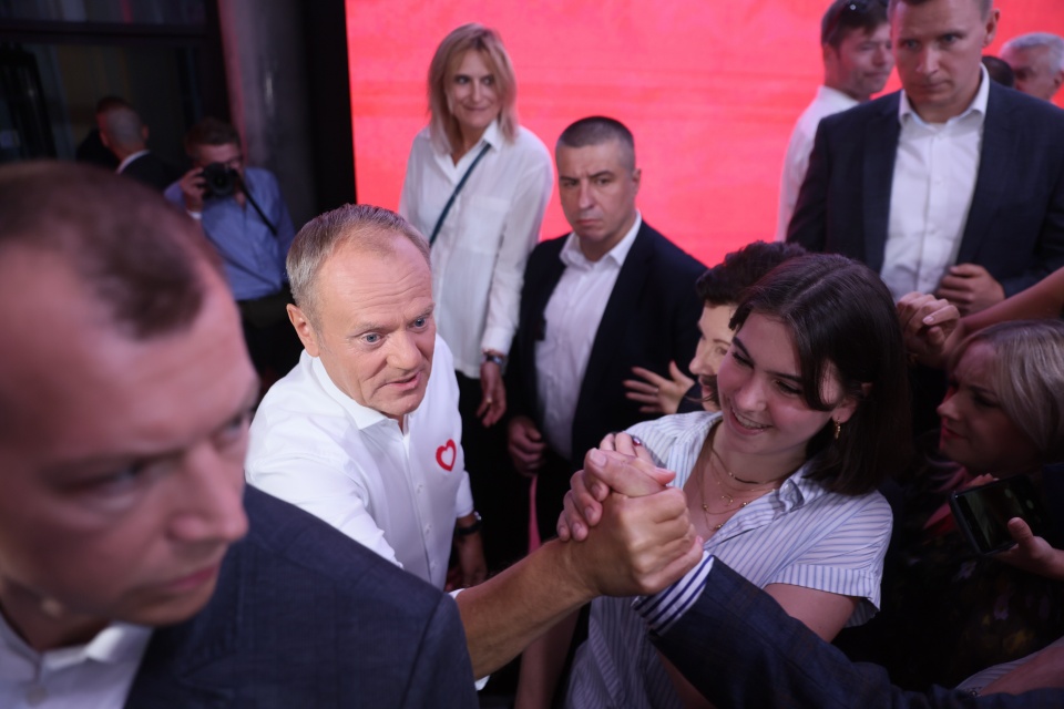Premier Donald Tusk (2L) w sztabie wyborczym Koalicji Obywatelskiej w Warszawie/fot. PAP/Leszek Szymański