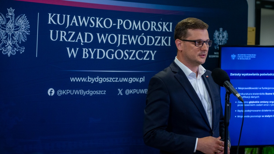 Wojewoda Michał Sztybel mówił na briefingu prasowym o przyjętej polityce paszportowej w naszym regionie/fot: KPUW w Bydgoszczy