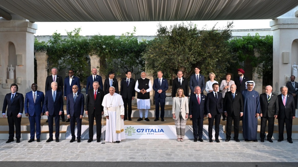 Przywódcy państw G7 oraz przedstawiciele innych państw. Papież Franciszek został zaproszony na szczyt jako pierwszy papież w historii/fot. Ciri Fusco/PAP/EPA