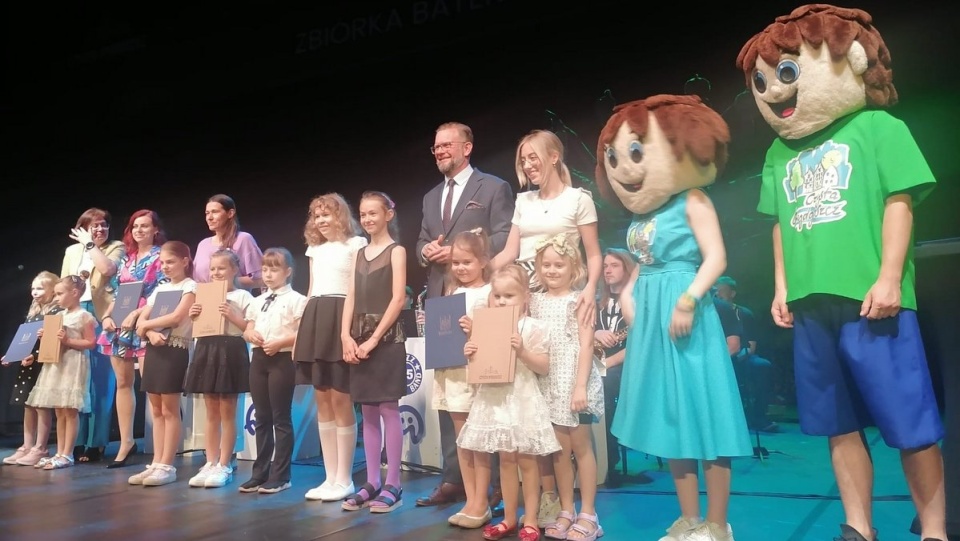 Nagrody dla najbardziej zaangażowanych w ekologiczne działania uczniów i przedszkolaków rozdano w Teatrze Kameralnym podczas Eko Gali/fot. Monika Siwak