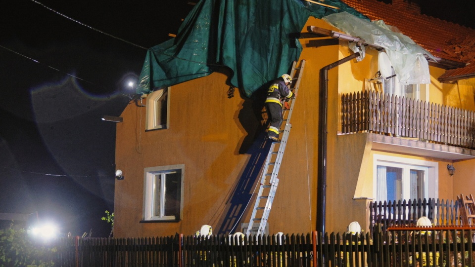 Straż pożarna usuwa skutki silnych burz w miejscowości Brzeszcze/fot. Michał Meissner, PAP