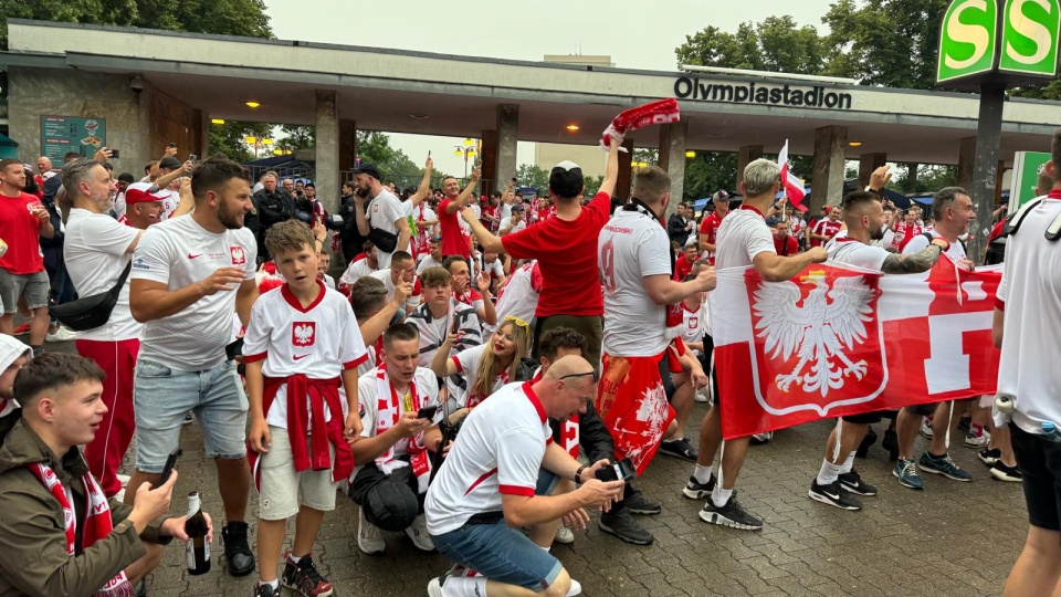Polscy kibice przed Stadionem Olimpijskim w Berlinie/zdjęcie nadesłane