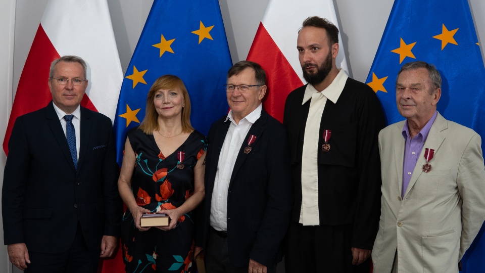 Medale wręczył artystom wicewojewoda Piotr Hemmerling (pierwzy od lewej)/fot. KPUW