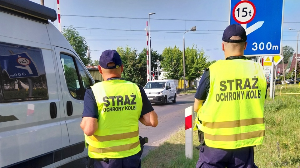 Przy ulicy Bronikowskiego służby mundurowe zorganizowały akcję „Bezpieczny przejazd - Szlaban na ryzyko”/fot: Elżbieta Rupniewska