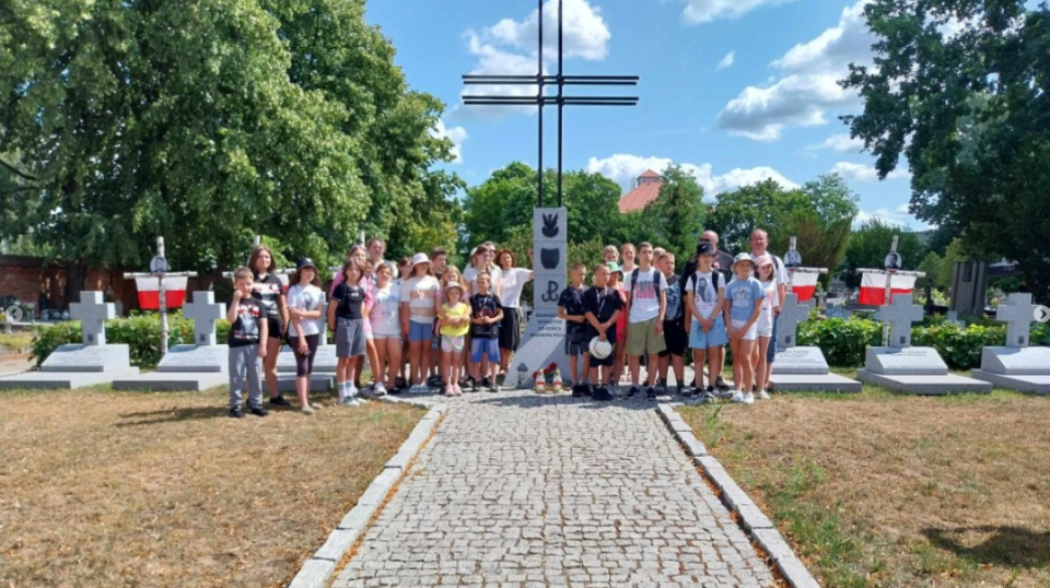 Podczas wycieczki w 2023 roku dzieci odwiedziły „Bydgoską Łączkę” na cmentarzu przy ulicy Kcyńskiej/fot. Jolanta Fischer, archiwum