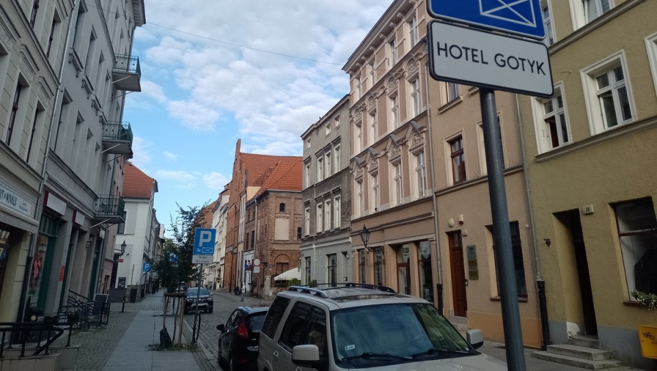 Sprawę kopert na miejscach parkingowych przy toruńskich hotelach wyjaśnia Miejski Zarząd Dróg/fot: Michał Zaręba, archiwum