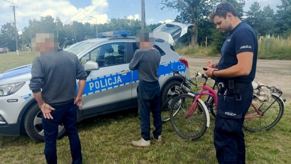 Policjanci zatrzymali dwóch mężczyzn, którzy wsiedli na rowery pod wpływem alkoholu/fot: KMP w Bydgoszczy