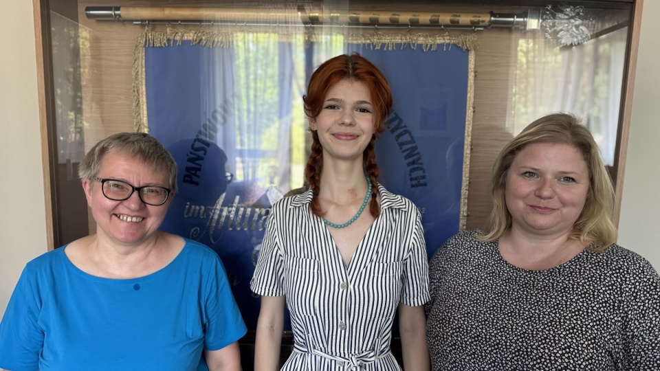 Zuzanna Orzechowska (w środku) może pochwalić się zdaną maturą na 100 procent/fot: Magda Jasińska