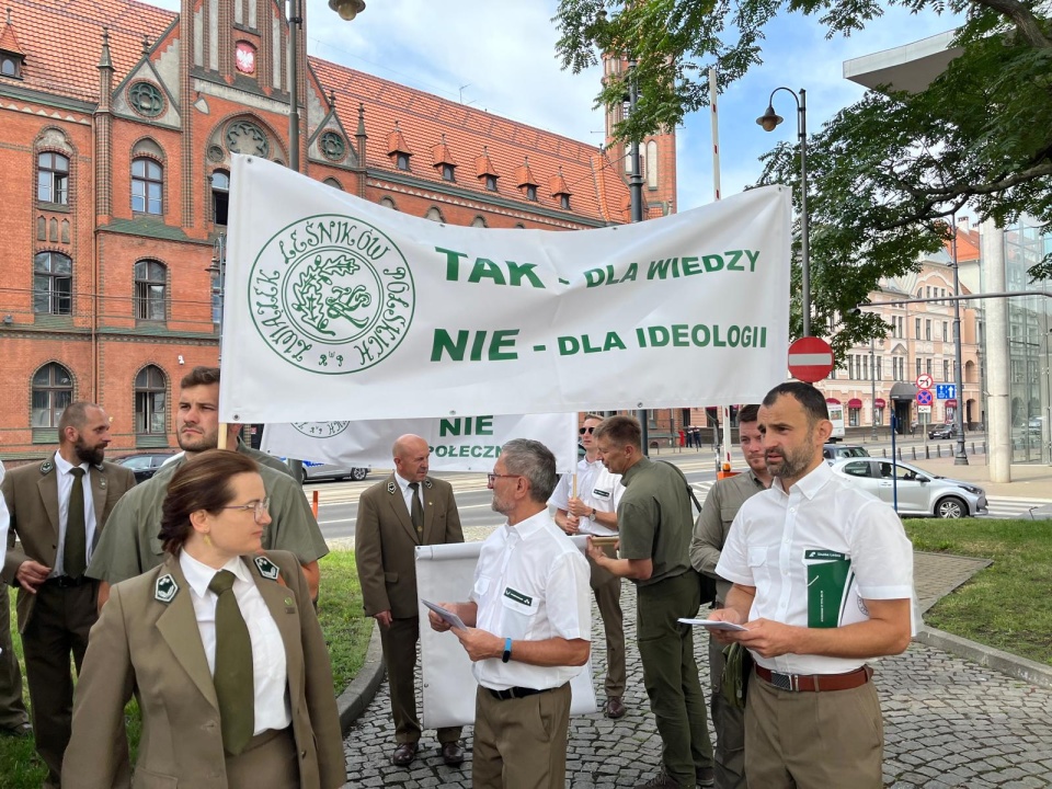Leśnicy protestowali w Bydgoszczy. „Nie pozwolimy zrobić lasom krzywdy” [wideo, zdjęcia]
