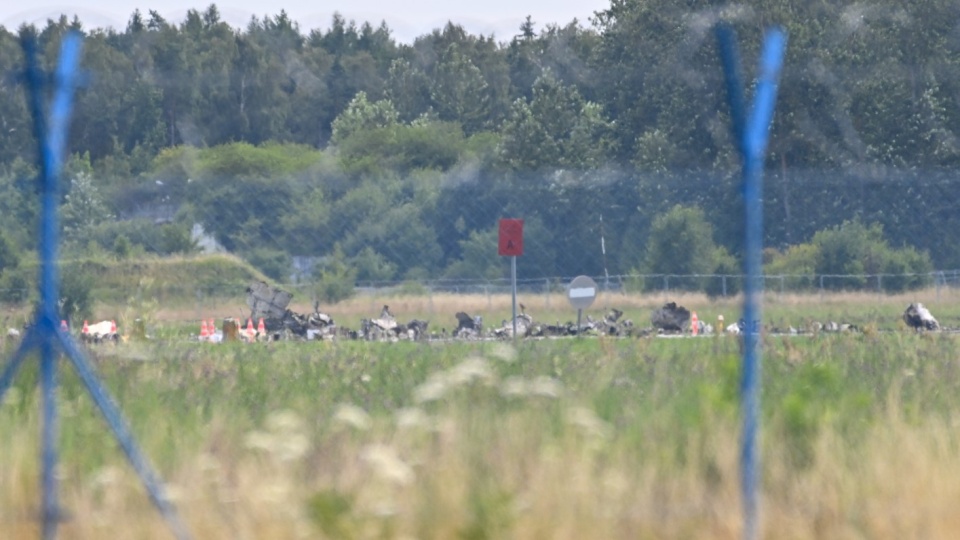 W czasie treningu do pokazu samolot uderzył w płytę lotniska Gdynia Kosakowo i stanął w płomieniach/fot: PAP, Andrzej Jackowski