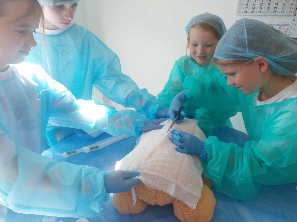W roli chirurgów wystąpiły dzieci - uczestnicy warsztatów „Akademia Małego Lekarza"/fot. Jolanta Fischer