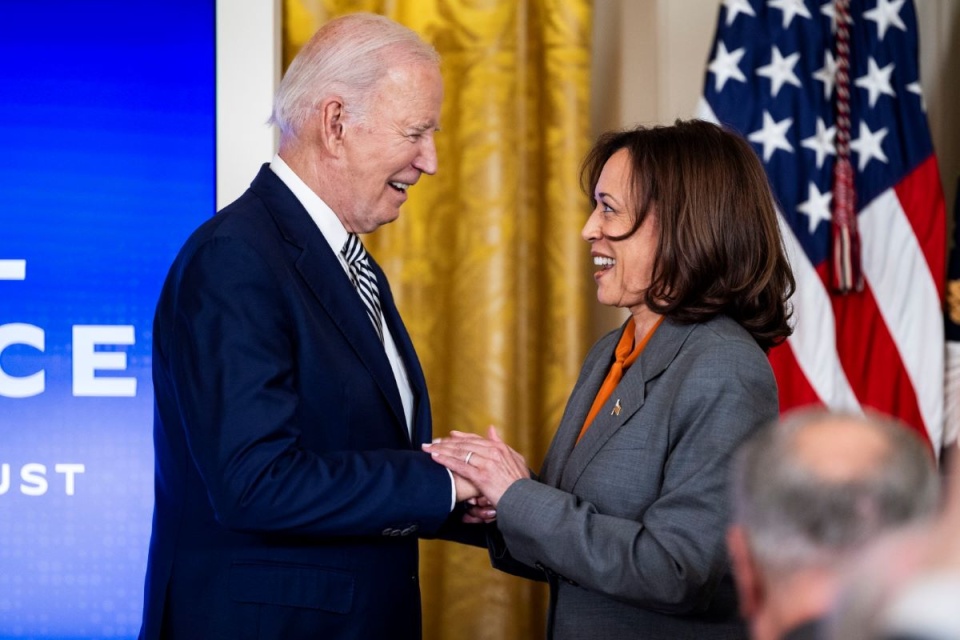 Prezydent USA Joe Biden i wiceprezydent Kamala Harris/fot. PAP/EPA/JIM LO SCALZO