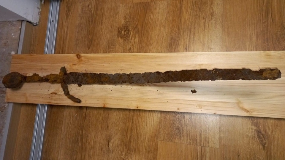 Tym razem do zbiorów Muzeum Historii Włocławka trafił zabytkowy miecz z XIV wieku/fot: Marek Ledwosiński