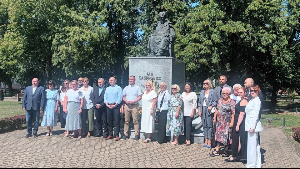 1 sierpnia mija 98 rocznica śmierci Jana Kasprowicza. Z tej okazji pod pomnikiem poety w Inowrocławiu spotkali się między innymi przedstawiciele władz samorządowych i różnych instytucji/fot. Marcin Glapiak