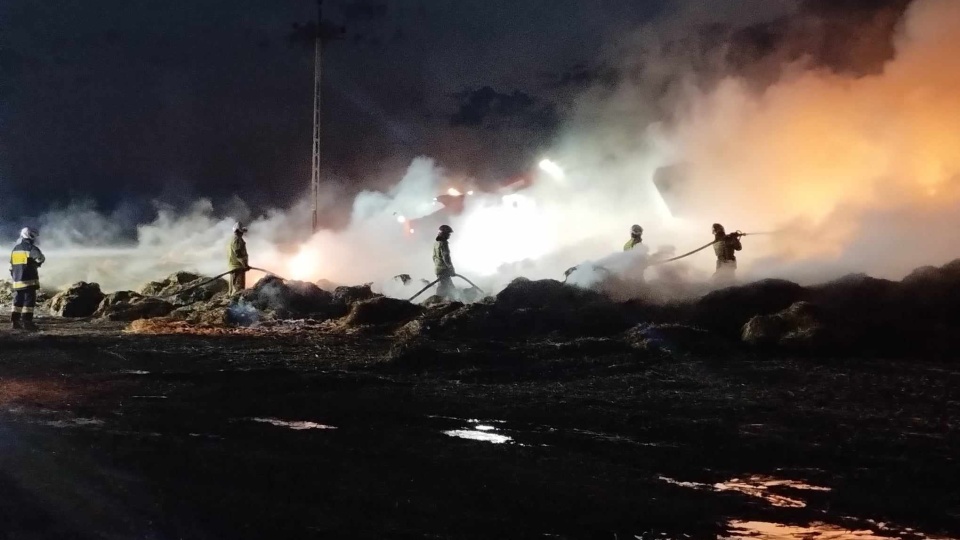 W gminie Lubień Kujawski, niemal w jednym czasie, wybuchło kilka pożarów stogów ze świeżo zwiezioną słomą/fot. PSP Włocławek