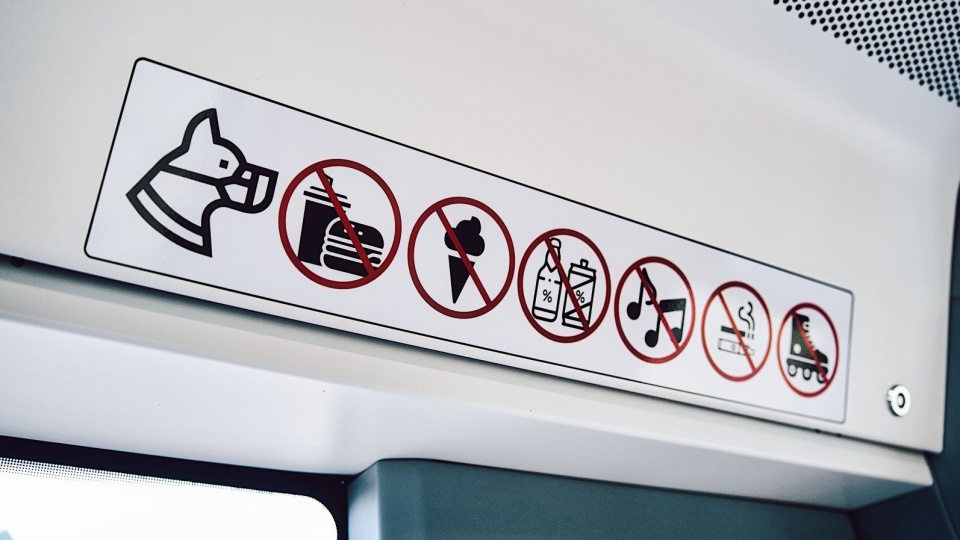 W autobusach i tramwajach rozwieszone zostały ostatnio naklejki, przypominające o podstawowych zasadach obowiązujących w podróży/fot. ZDMiKP Bydgoszcz