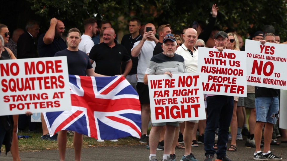 W Wielkiej Brytanii nasilają się antyimigranckie protesty/fot: EPA, Neil Hall