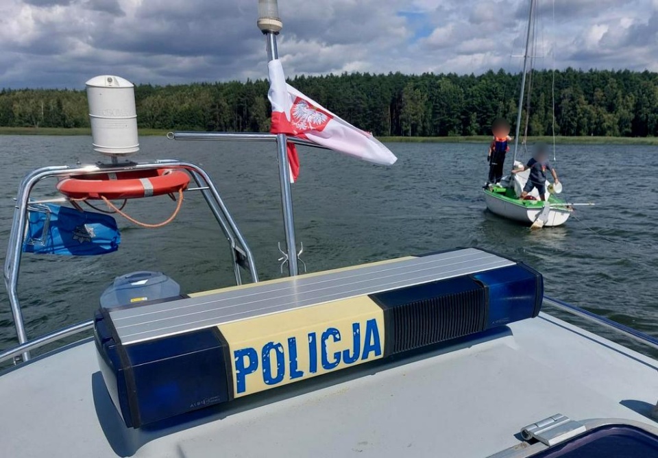 Bydgoscy policjanci, którzy patrolowali Zalew Koronowski, pomogli 53- i 17-latkowi w postawieniu łodzi, która się przewróciła/fot: KMP w Bydgoszczy