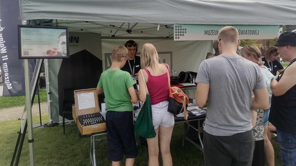 Uczestnicy pikniku na bydgoskiej Wyspie Młyńskiej mogli zobaczyć, jak wyglądało rozszyfrowanie Enigmy i spróbować swoich sił w pisaniu alfabetem Braille