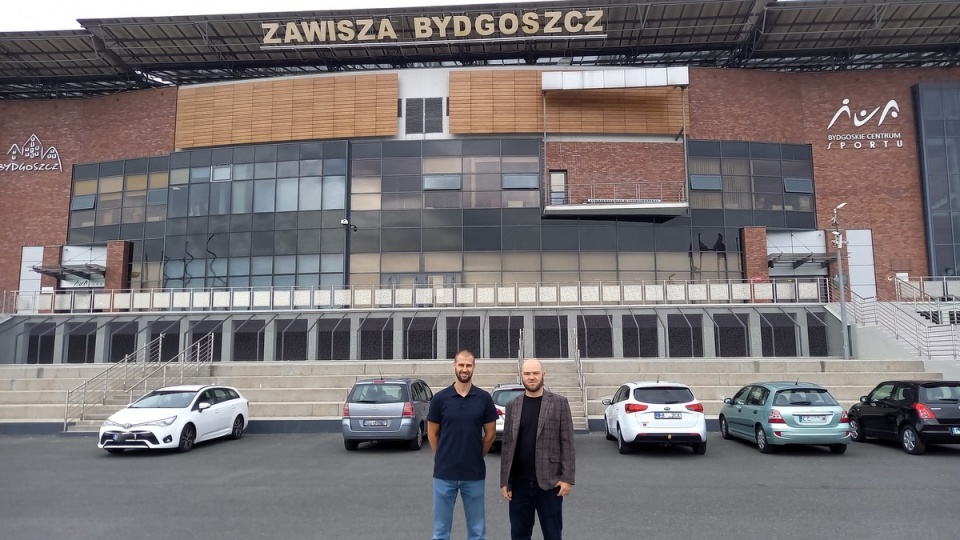 Paweł Bokiej i Jędrzej Gralik mówili dziś przed stadionem Zawiszy o rozwiązaniach dla bydgoskich sportowców/fot. Tatiana Adonis