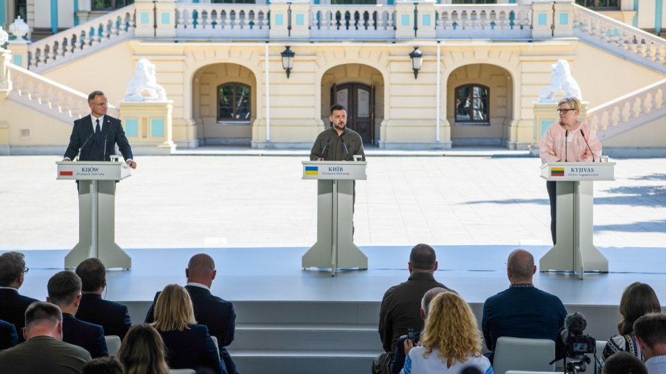 Prezydent RP Andrzej Duda, prezydent Ukrainy Wołodymyr Zełenski i premier Litwy Ingrida Simonyte na konferencji prasowej podczas 33. rocznicy odzyskania przez Ukrainę niepodległości, w Kijowie/fot. Vladyslav Musiienko/PAP