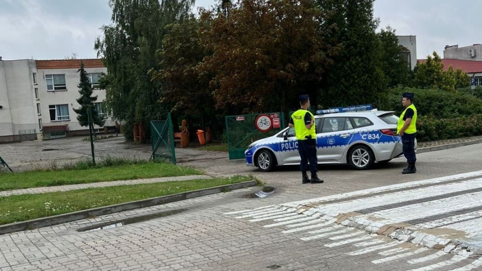 Policjanci sprawdzają ulice w okolicach szkół/fot. materiały policji