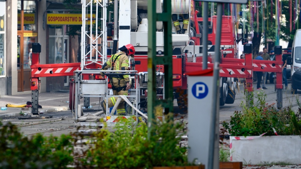 Trwają działania straży pożarnej i policji na miejscu pożaru kamienicy na ulicy Kraszewskiego w Poznaniu, 26 bm. Do pożaru i wybuchu w kamienicy na poznańskich Jeżycach doszło w nocy z 24 na 25 bm/fot. Jakub Kaczmarczyk, PAP