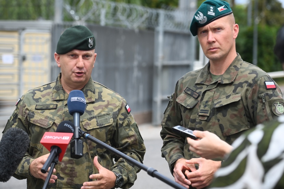 Dowódca Operacyjny Rodzajów Sił Zbrojnych gen. dyw. Maciej Klisz oraz Szef Wydziału Prasowego DO RSZ ppłk Jacek Goryszewski/fot. Piotr Nowak/PAP