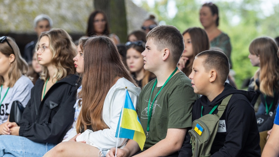 Dzieci z Ukrainy na spotkaniu z marszałkiem województwa kujawsko-pomorskiego Piotrem Całbeckim/fot. Szymon Zdziebło, tarantoga.pl dla UMWKP