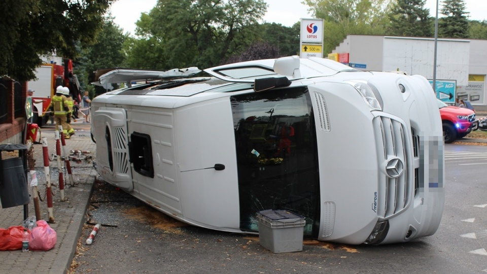 W wyniku uderzenia auta osobowego w autobus, 13 pasażerów drugiego pojazdu trafiło do szpitali/fot. materiały policji