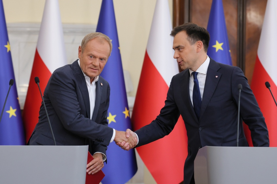 Premier Donald Tusk oraz minister finansów Andrzej Domański podczas konferencji prasowej w KPRM w Warszawie/fot. Paweł Supernak, PAP